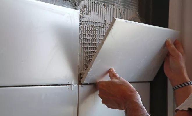 Pose de faïence murale, Clermont-Ferrand, BOUT DE CARREAUX